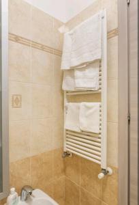 拉帕洛Camera privata nell'appartamento in zona residenziale con 2 piscine的一间带毛巾架和盥洗盆的浴室