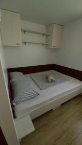 科斯蒂内什蒂Lux Camping Costinesti的白色橱柜内的一张大白色床