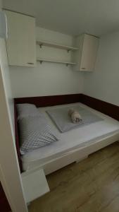 科斯蒂内什蒂Lux Camping Costinesti的配有两个枕头的房间的一张床位