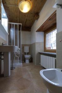 福尔马扎La WalserHus的一间带水槽和卫生间的浴室