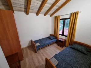 科托尔Holiday Home Cattaro的小房间设有床和窗户