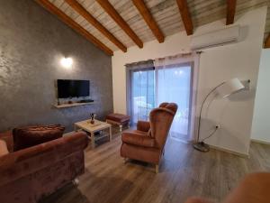 科托尔Holiday Home Cattaro的客厅配有沙发、椅子和电视