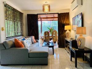 雅科La Mona Beach House的客厅配有沙发和桌子
