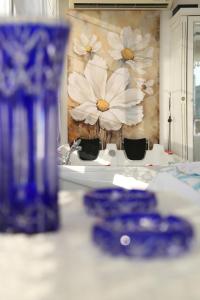切什梅丹特拉布提克酒店的一张带蓝色盘子的桌子和一幅鲜花画