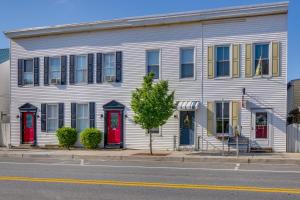 EmmitsburgCozy Maryland Abode - Gas Grill, Near Devils Den!的街上有红色门的白色房子