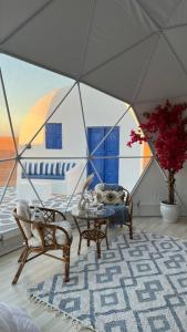 Al WāşilBubbles Domes Private Cmp的帐篷内的客厅配有桌椅