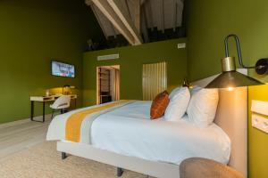 奥查加维亚Silken Puerta de Irati的一间卧室设有一张带绿色墙壁的大床