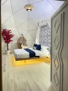 Al WāşilBubbles Domes Private Cmp的一间带一张床铺的卧室,位于带天花板的房间内