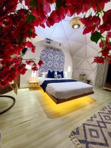 Al WāşilBubbles Domes Private Cmp的一间在红色花房里的卧室