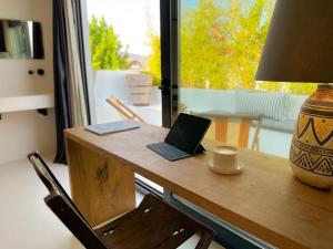 费特希耶To Be Social House的一张桌子,上面放着一台笔记本电脑和一杯咖啡