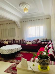 沃利迪耶Dar Malaika的客厅配有沙发和桌子