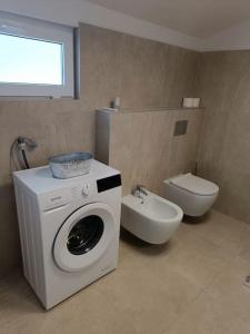 普罗明House in Istria的一间带洗衣机和卫生间的浴室