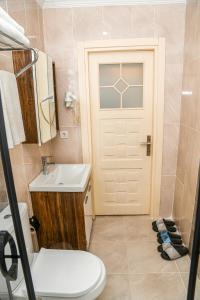 伊斯坦布尔阿西丁生活酒店的一间带卫生间、水槽和门的浴室