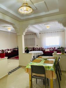 沃利迪耶Dar Malaika的一间带桌子的用餐室和一间客厅