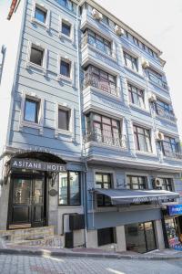 伊斯坦布尔阿西丁生活酒店的前面有一间商店的蓝色建筑