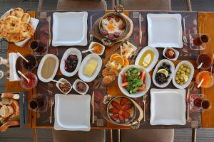 切什梅丹特拉布提克酒店的餐桌上放有盘子和碗的食物