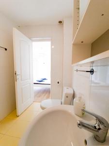 旧瓦马OZ Vama Veche的白色的浴室设有水槽和卫生间。