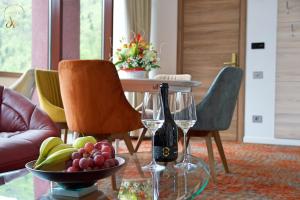 锡纳亚安达酒店的一张桌子,上面放着两杯酒和一碗水果