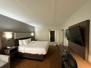 科尼尔斯科尼尔斯康夫酒店的配有一张床和一台平面电视的酒店客房