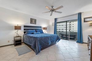 Pinders PointBeautiful Condo on the Beach in Freeport, Bahamas!的一间卧室配有一张床和吊扇