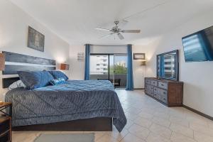 Pinders PointBeautiful Condo on the Beach in Freeport, Bahamas!的一间卧室配有一张床和一台平面电视