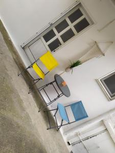 尼亚波利斯MEIMETIS GREEN HOUSE的一套椅子和冲浪板在房子的顶部