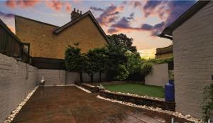 KentAylesford Guesthouse的后院,有砖砌建筑和草坪