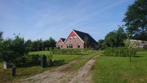 阿尔滕De Daalse Oase的前面有一条土路的房子