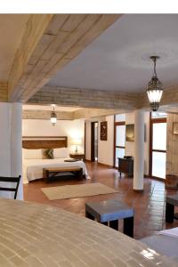 圣米格尔-德阿连德Casa María Elena的一间卧室配有一张床,另一间卧室配有桌子