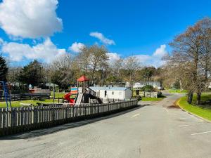 尚克林Roslyn at Lower Hyde Park, Isle of Wight的一个带围栏和游乐场的公园