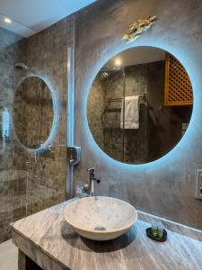 托莱多阿尔穆尼亚德善秘古尔酒店的一间带大水槽和镜子的浴室