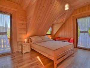 布伦纳Miodowa Chata的木屋内的卧室配有一张床