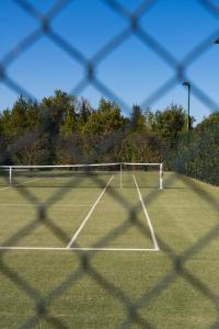 圣雷米普罗旺斯Domaine de Chalamon的一座网球场,通过链条围栏