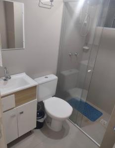 蓬塔格罗萨Apartamento novo wi-fi + TV的浴室配有卫生间、淋浴和盥洗盆。