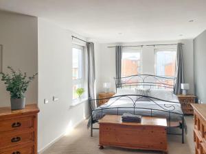 拉内利Heddfan的卧室配有床、桌子和窗户。