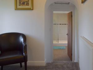 UnstoneBoundary Cottage的走廊上带浴室的黑色皮椅
