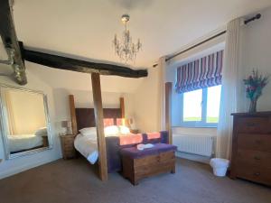 UnstoneBoundary Cottage的一间卧室配有一张床和一面大镜子