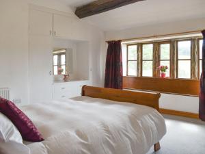 IngrowHigher Kirkstall Wood Farm的卧室配有白色的床和窗户。