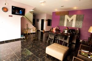 拉布安拉布安米卡萨酒店的客厅配有桌子和紫色墙壁