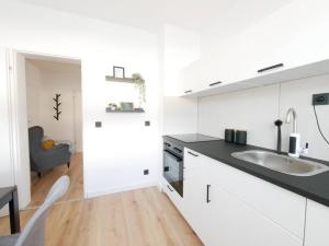 奥斯纳布吕克69 m², zentral, Balkon, stilvoll的白色的厨房设有水槽和台面