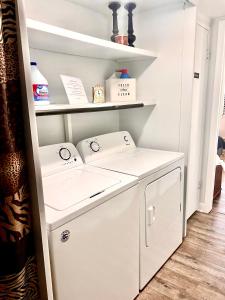 佩森Upgraded, Stylish & Comfy 1 Bedroom/1 Bath Studio的洗衣房配有洗衣机和烘干机