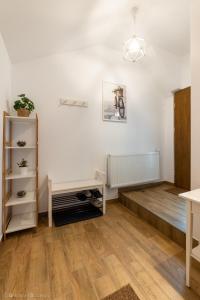 布拉索夫Red Fountain Studio的客厅拥有白色的墙壁和木地板。