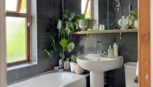 曼彻斯特Beautiful Private Room in Levenshulme的浴室配有盥洗盆、卫生间和浴缸。