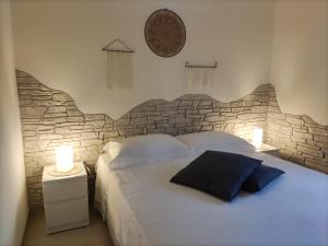托雷坎内Villa Tuppina的一间卧室配有一张石墙床
