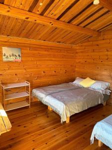 派尔努Karjamaa Garden Bungalows的小木屋内一间卧室,配有一张床
