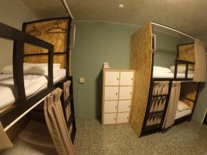 小琉球岛Liuqiu Hostel 杉橘青年旅店的一间设有两张双层床的客房和一间设有