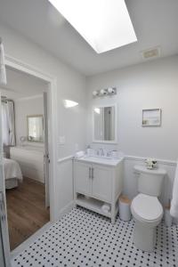 南安普敦Private Summer Rental Beach House with a 30ft Boat Dock的白色的浴室设有卫生间和水槽。