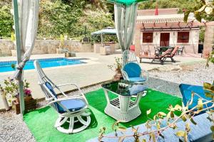 拉海瑞德拉Villa private pool La Herradura的游泳池旁的三把椅子和一张桌子