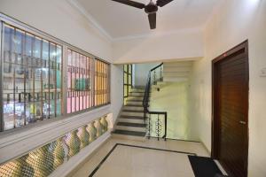普里Hotel Sai Leela的走廊上设有楼梯、门和窗户