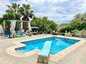 拉海瑞德拉Villa private pool La Herradura的旁边设有长凳的大型游泳池